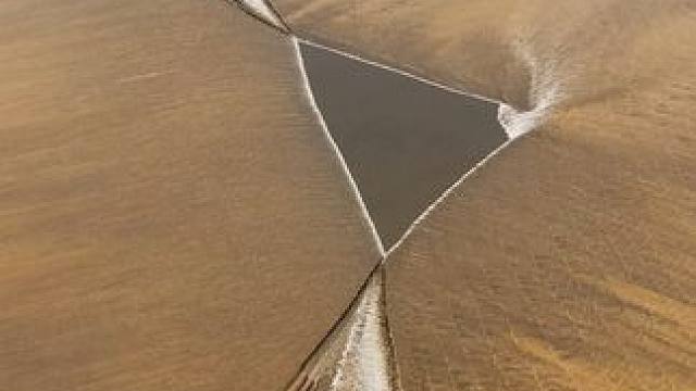 交叉潮，是钱塘江献给世界的独特奇观，两潮交汇相拥，激起层层叠叠浪花，奏响大自然的乐章#交叉潮 #钱塘