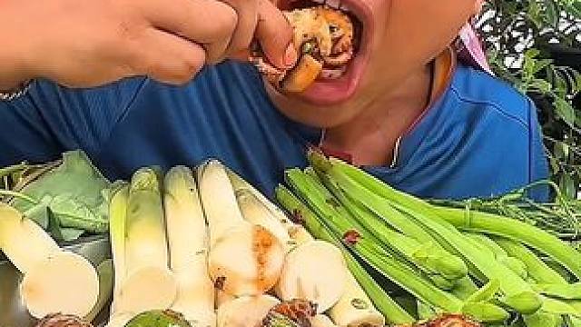 手剥笋黄花蔺酸辣凉拌️小八爪 #美食 #美食 #户外美食 #泰国美食 #内容启发搜索