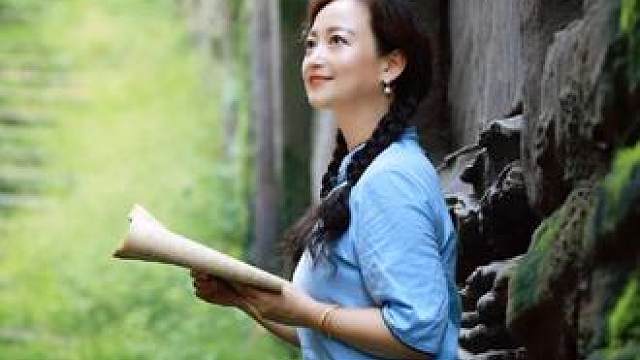 月照老城墙，风摇旧时光，一缕民国韵，悠然心间藏。