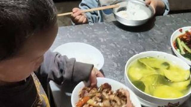 今天炒肉吃。 #农村娃