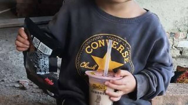 老二买东西给双双吃。