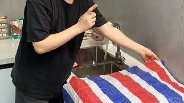 折叠挡水板置物架 在厨房洗碗池边放上这个吸盘挡水板，刷锅洗碗就不会弄得台面湿哒哒的，放在台面洗衣服也