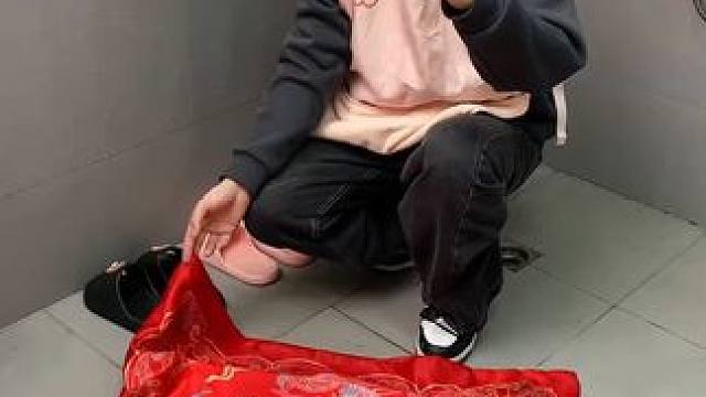 吸盘伸缩拖鞋架 不用打孔粘胶就能上墙固定的拖鞋架，可伸缩的设计，足够收纳全家人的拖鞋，不占地方，还能