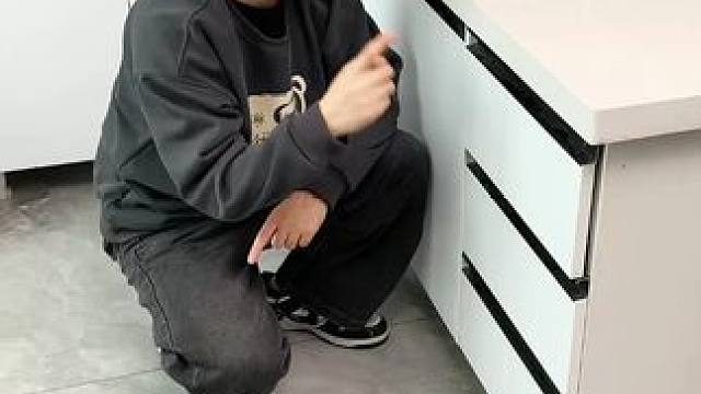 折叠挡水板置物架 在厨房洗碗池边放上这个吸盘挡水板，刷锅洗碗就不会弄得台面湿哒哒的，放在台面洗衣服也