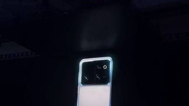 荣耀居然做了一个机器人手机的概念产品 估计在AI方面又又又杀疯了#荣耀Magic8#荣耀发布首款机器