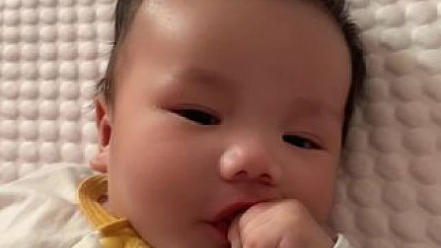 #吃手手的小可爱 #婴儿成长 爱吃手的小宝贝