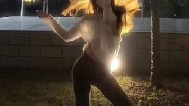 还是对这个许妍进行曲下手了