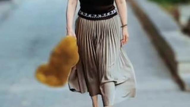 走路慢动作，就喜欢这个范。活的轻松，老的漂亮，管他几岁，健康万岁！