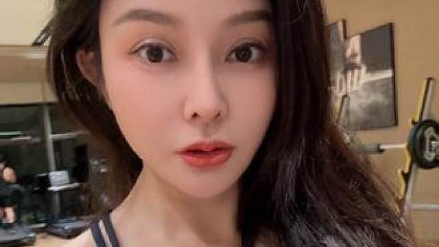 你问我是什么支撑我走下来那些不被理解，被各种误会诋毁的时光，我的靠山和底气来自哪里？我跑进健身房 撸完铁立马心安双节已过 调整心态继续加油