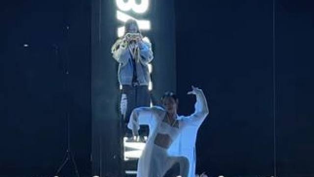 买来的衣服终于穿上啦☺️
但是一直踩裙子腿太短了嘛！
#xin欣编舞 #潮流舞蹈大赛 #精选