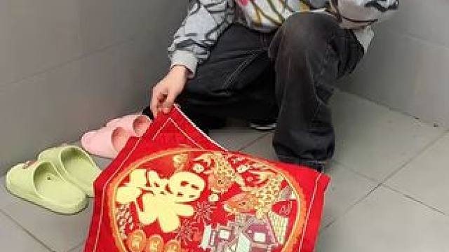 吸盘伸缩拖鞋架 不用打孔粘胶就能上墙固定的拖鞋架，可伸缩的设计，足够收纳全家人的拖鞋，不占地方，还能