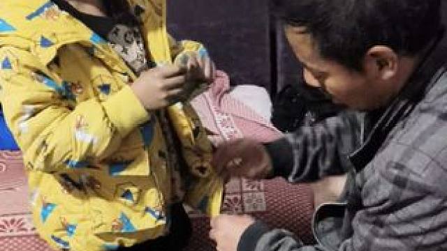 老大起床要上学去了。#农村娃