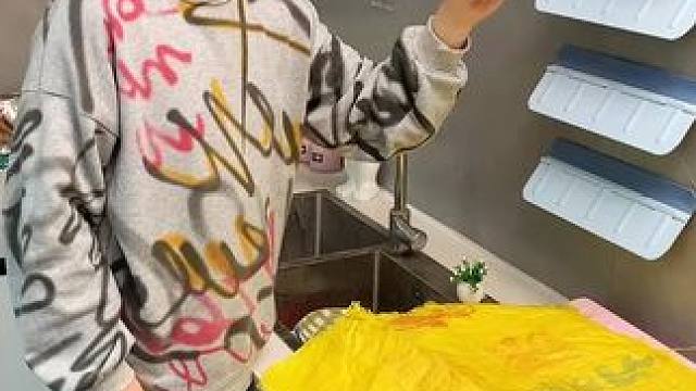 折叠挡水板置物架 在厨房洗碗池边放上这个吸盘挡水板，刷锅洗碗就不会弄得台面湿哒哒的，放在台面洗衣服也