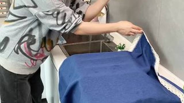 折叠挡水板置物架 在厨房洗碗池边放上这个吸盘挡水板，刷锅洗碗就不会弄得台面湿哒哒的，放在台面洗衣服也