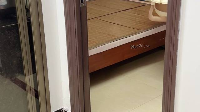 老在房间里捣乱受不了