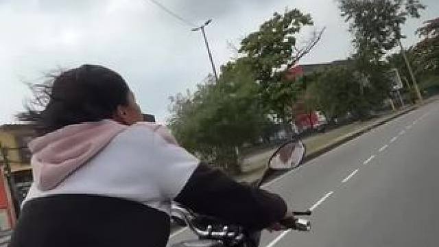 这女骑不得了，带人还能翘头 #摩托车 #机车 #巴西控车大神 #女骑
