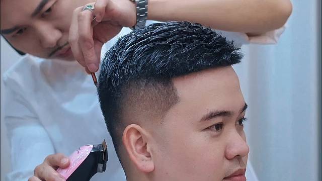 每一位顾客我都认认真真把头发剪好。常年招生。地址揭阳桥南柏顿公寓四楼，