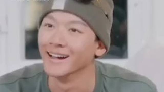 原来张晚意是卷发啊~哈哈哈，小卷毛看到卷发不开心了。#张晚意 #花少 #搞笑