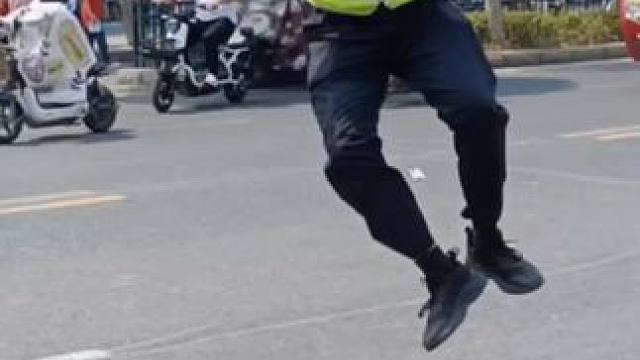 他叫侍栋亮，每天上下学时段都会出现在学校门口，张开双臂老母鸡崽式护送孩子们上下学，年年如一日风雨无阻