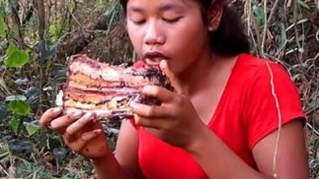 独自一人的女孩在森林里寻找食物，抓鱼，用辣椒酱烤着吃 #我的花园世界 #原生态原滋味 #体验原生态美