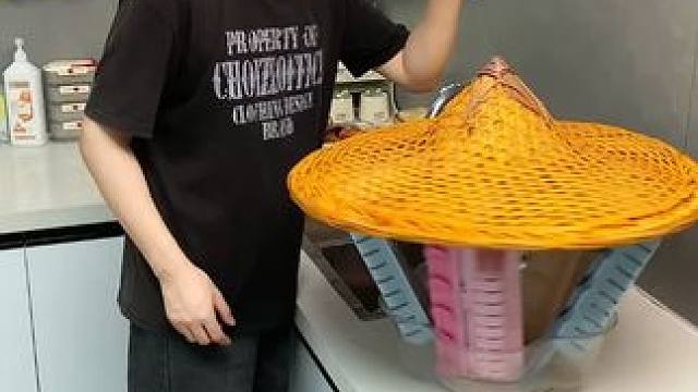 折叠挡水板置物架 在厨房洗碗池边放上这个吸盘挡水板，刷锅洗碗就不会弄得台面湿哒哒的，放在台面洗衣服也