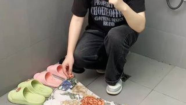 吸盘伸缩拖鞋架 不用打孔粘胶就能上墙固定的拖鞋架，可伸缩的设计，足够收纳全家人的拖鞋，不占地方，还能