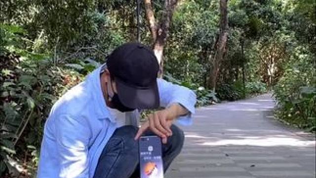 一个人走路试试这样拍创意小短片。#手机摄影 #拍摄技巧 #创意 #秋天 #氛围感