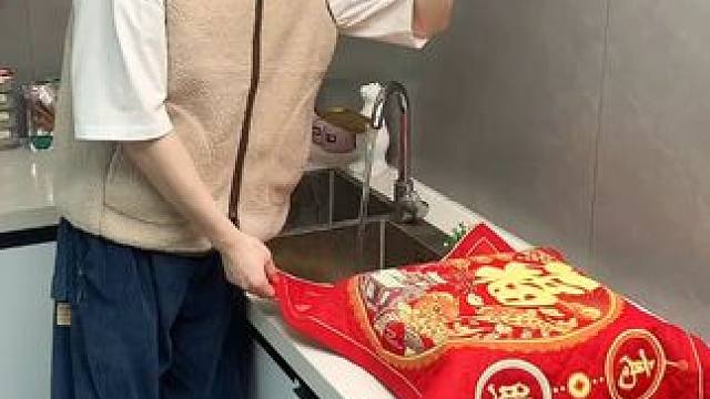 折叠挡水板置物架 在厨房洗碗池边放上这个吸盘挡水板，刷锅洗碗就不会弄得台面湿哒哒的，放在台面洗衣服也