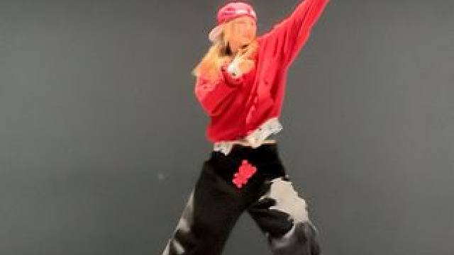 本来以为开头很简单，结果跳的我脚底快搓出火星了， （欢迎一字马们继续点歌！）