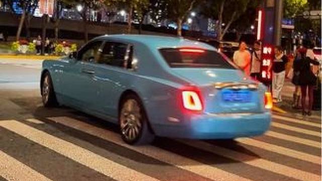 不愧是劳斯莱斯幻影，滑着拐弯，实在太丝滑了