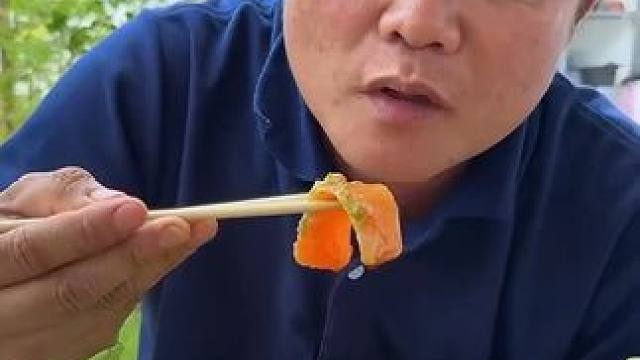 ‍鱼籽酱刺身三文鱼搭配山葵酱 泰国美食