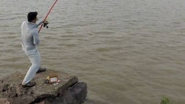 还需要加强锻炼，拉条几十斤的青鱼竟然要五分多钟#户外钓鱼 #钓鱼 #钓大鱼