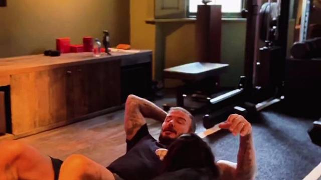 狗狗打断了贝克汉姆的拉伸训练，狗生得意