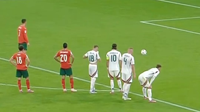 现在的点球怎么踢得这么悬，看得我一点把握都没有