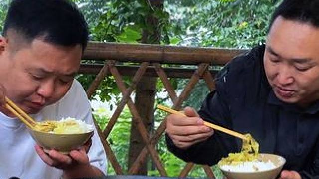 酸菜鲫鱼火锅，下点冻豆腐，暖身又暖胃 #新农人 #我的乡村生活 #下饭菜 #乡村美食 #乡下柴火