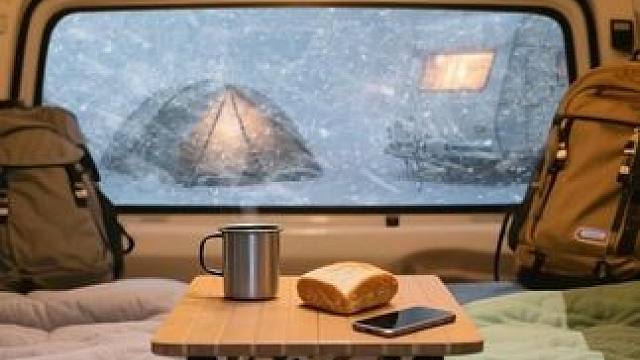 露营夜遭遇暴风雪，躲进舒适房车，伴着风雪声入眠