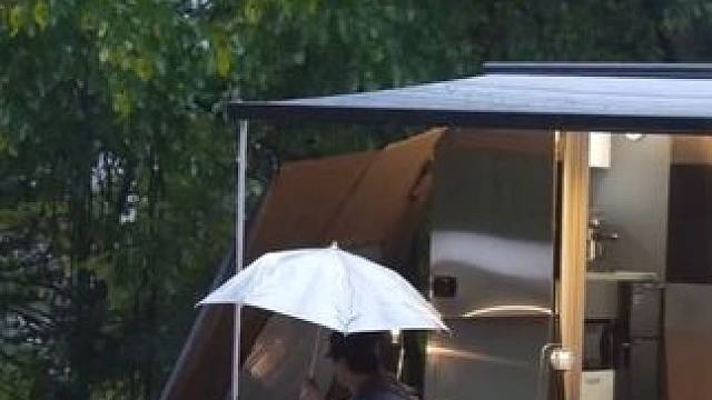 【无限露营】装备王小哥雨中豪华房车露营 沉浸式体验