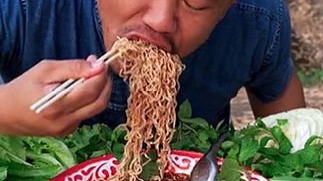 晚饭吃鱼丸腐乳泡面