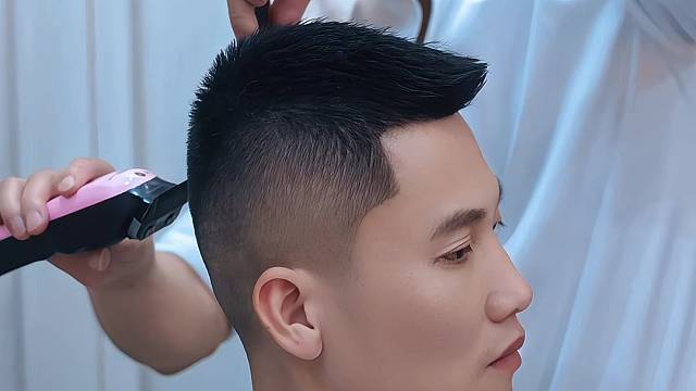 每一位顾客我都认认真真把头发剪好。常年招生。地址揭阳桥南柏顿公寓四楼，