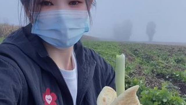 生活不止…..
烙饼卷大葱，还有眼前的一亩三分地 #花生 #回村后的我 #助农 #农村生活