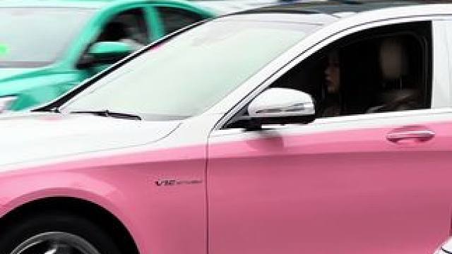 杭州万象城偶遇小姐姐开着双拼色的奔驰s级，真的好优雅