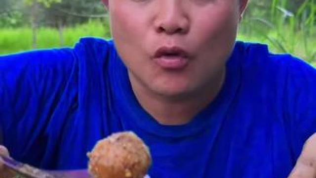 挑战一口一个裹满辣椒盐的青柠‍ #泰国大叔#泰国美食#种草激励计划 #内容启发搜索#全民任务