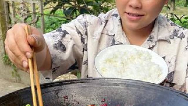 做一锅香辣红烧肉，配着新鲜蔬菜吃过瘾