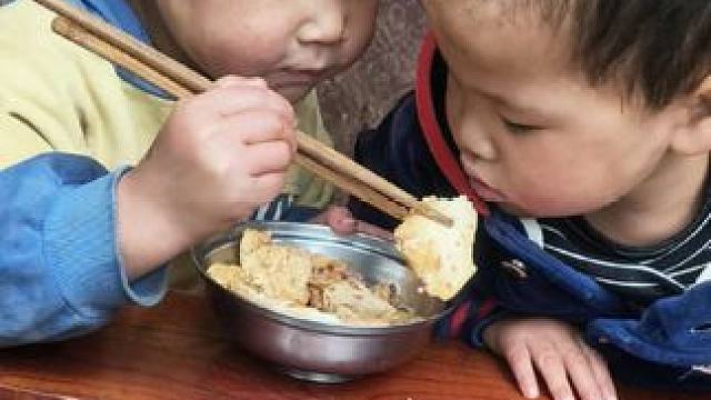 小双吃过的，大双不吃。#农村孩子