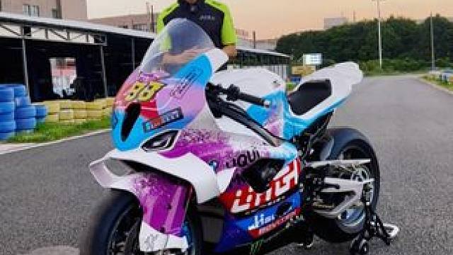 宝马的原厂顶级赛车M1000RR AlphaRacing版 #热点 #摩托车 #仿赛