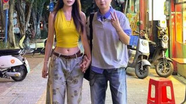 虽然只有167，但是女朋友愿意跟我吃猪脚饭哈哈 #小个子穿搭 #微喇裤 #男生穿搭 #情侣穿搭