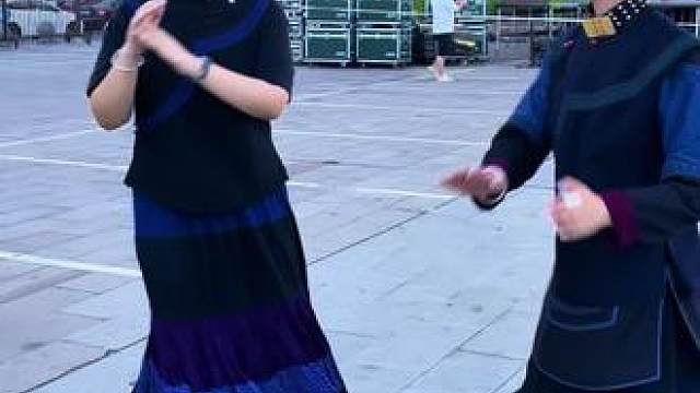 再过一个月载歌载舞欢迎大家来凉山过彝族年了