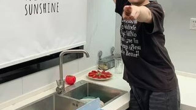 折叠挡水板置物架 在厨房洗碗池边放上这个吸盘挡水板，刷锅 洗碗就不会弄得台面湿哒哒的，放在台面洗衣服