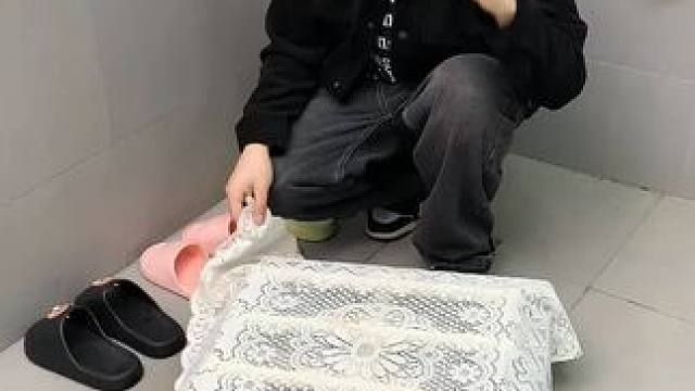 吸盘伸缩拖鞋架 不用打孔粘胶就能上墙固定的拖鞋架，可伸缩的设计，足够收纳全家人的拖鞋，不占地方，还能