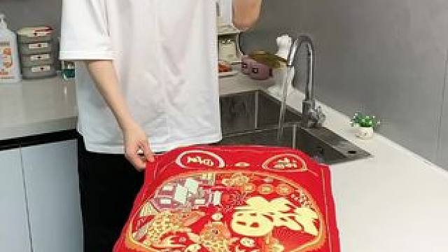 折叠挡水板置物架 在厨房洗碗池边放上这个吸盘挡水板，刷锅洗碗就不会弄得台面湿哒哒的，放在台面洗衣服也